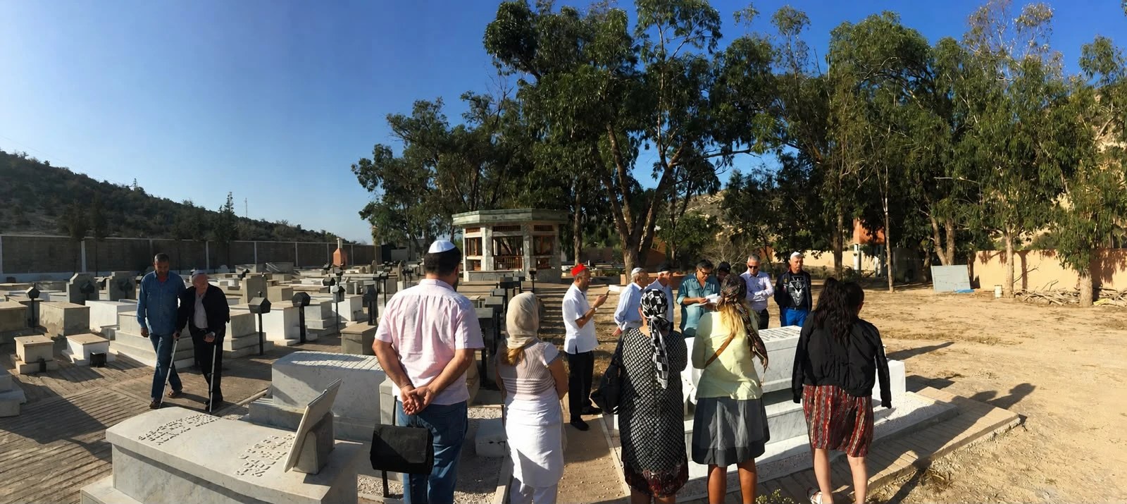 Recueillement au cimetière juif d'Agadir