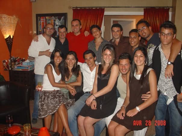 Groupe de jeunes gens à la Mimouna chez Michael Sicsu, Agadir, 2009. Alexandre Look est à droite, Michael Sicsu à gauche.