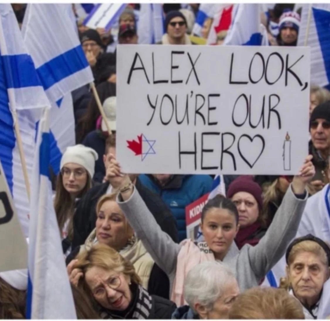 Pancarte Alex Look, you're our hero, dans une foule aux drapeaux israéliens et canadiens