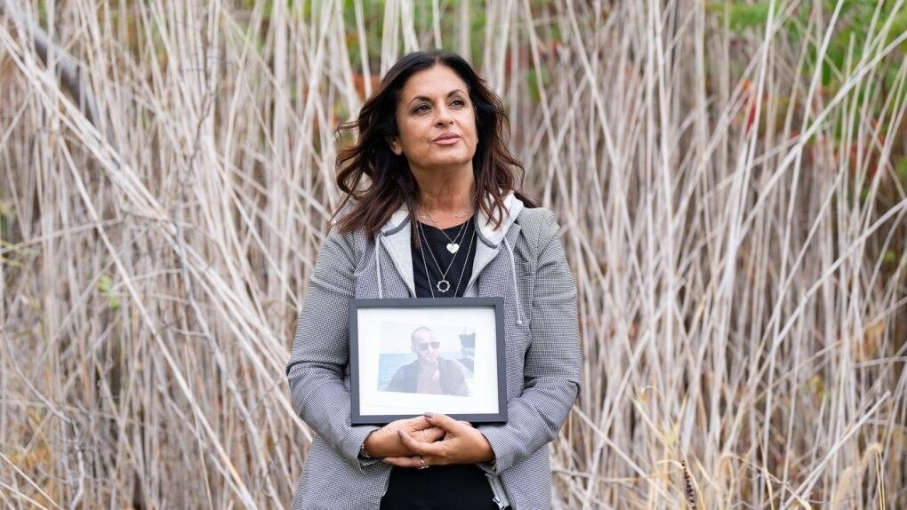 Raquel Ohnona tenant le portrait encadré de son fils Alexandre