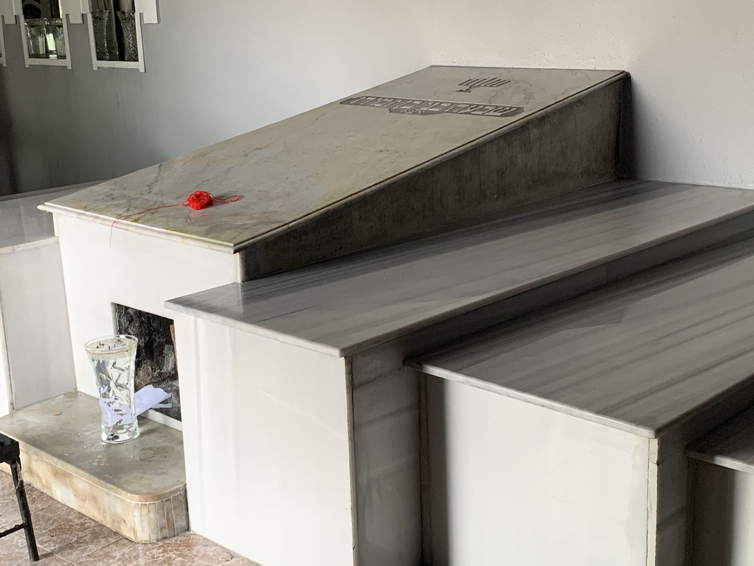 Les tombes à l'intérieur du sanctuaire